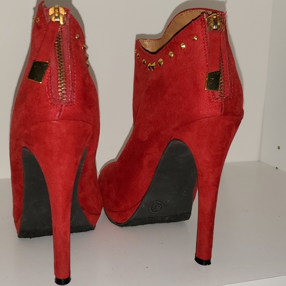 Red boots - Picture 2 of 3